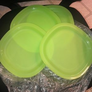 Brand new Tupperware diner plate set of four